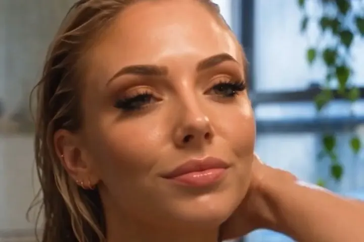 My Girlfriend's Sister Just Got Divorced – opening frame of episode 1